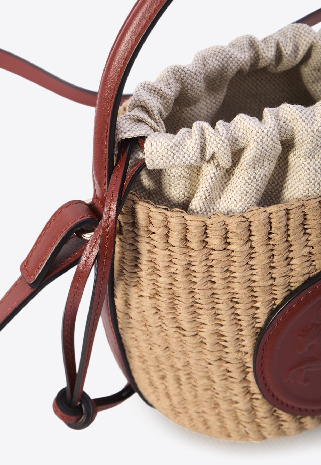 Mini sac panier tissé avec médaille de cheval